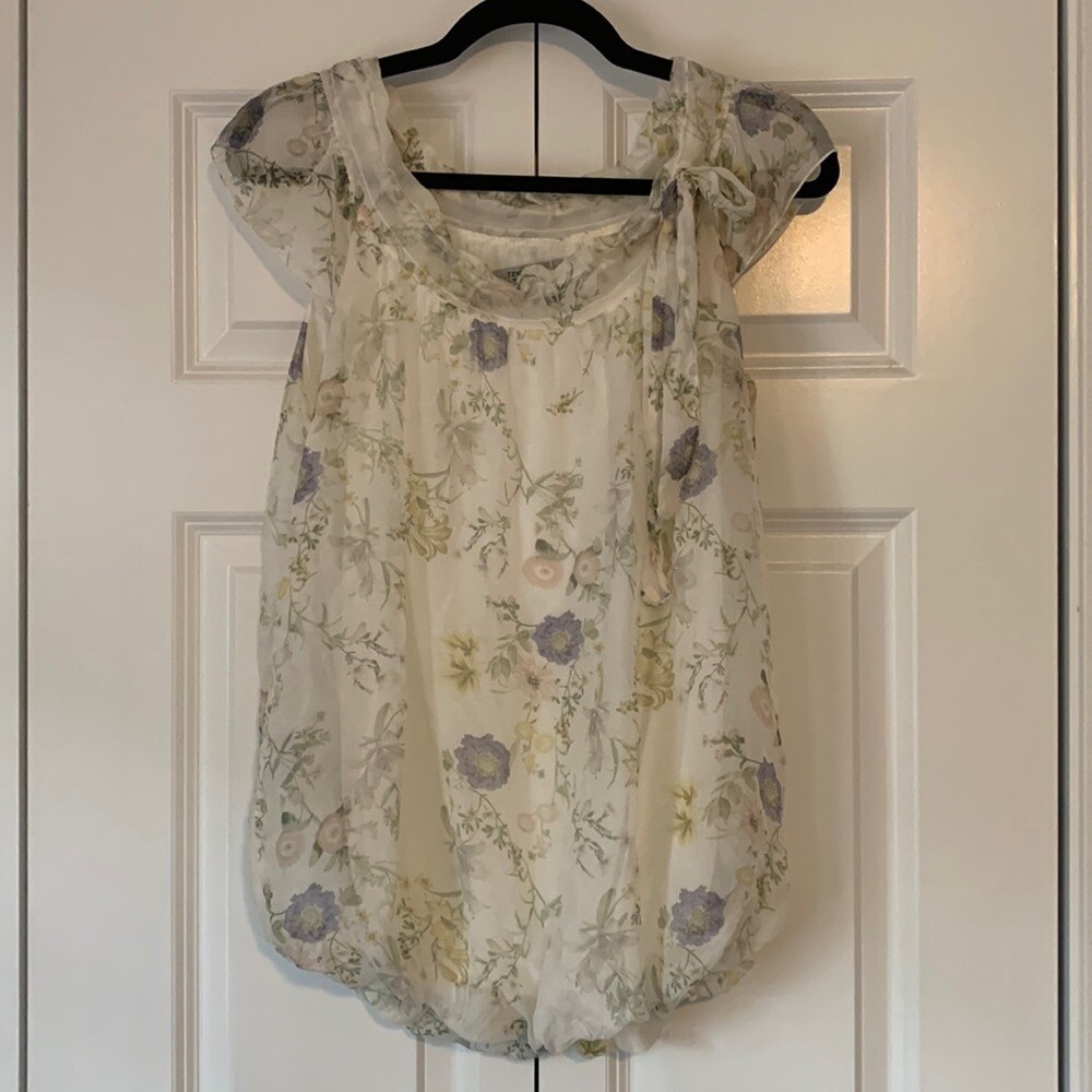 Made in Italy 100% Silk blouson top. Pastel rococo cinch bow collar sleeveless.